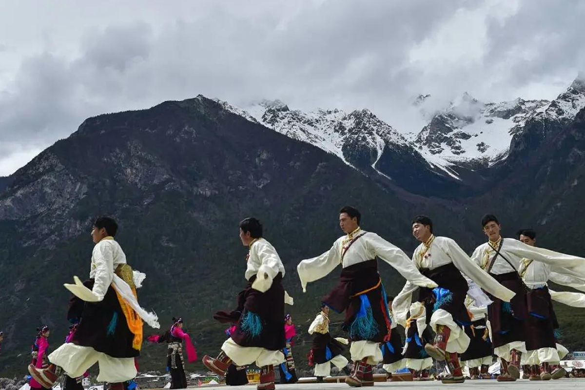 甘肃碌曲藏族中学500名师生集中展演锅庄舞-中青在线